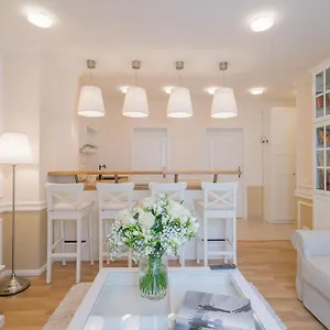 https://revelton-suites.marianskelaznehotels.net